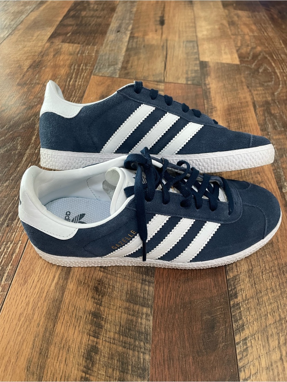 Adidas Gazelle kids Suede Sneakers in Navy and White